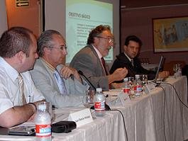 (De Izda. A dcha.) Juan Ramón Hidalgo, abogado de la AEPG; Miguel Pol, Vice-Presidente; Pere Gayán, Presidente y Juan Pablo Mateos, Secretario General, durante la presentación de Propuestas y Objetivos de la Asamblea General de la AEPG para los años 2005-2006