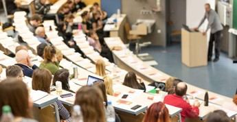 Estudiantes se suman al debate sobre la evaluación docente universitaria en España