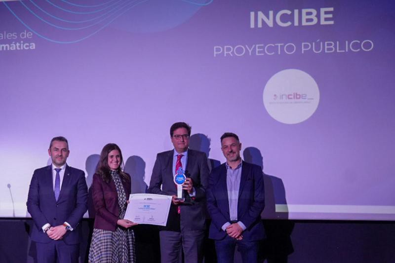 Óscar López recibe premio por el servicio de Ciberseguridad 017 del INCIBE